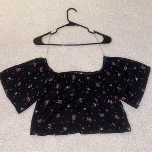 Selling a 100% polyester springtime blouse🖤❤️🤍